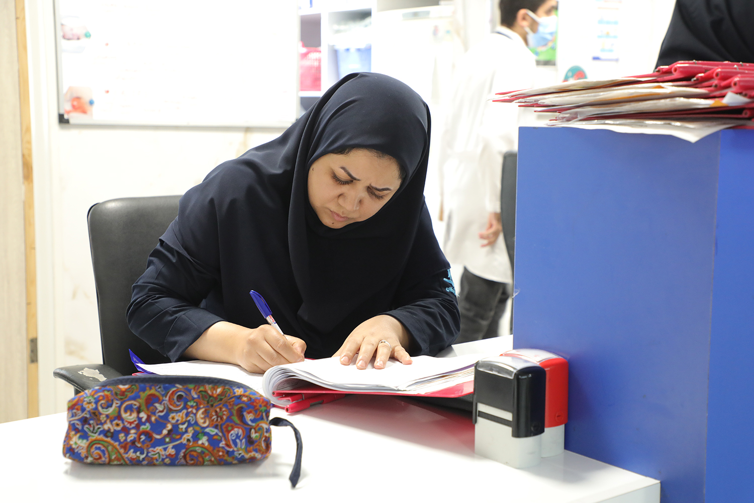 بانوان پرستار مسئولیتهای خطیر حرفهای و خانوادگی را همزمان به دوش می کشند بانوان پرستار مسئولیتهای خطیر حرفهای و خانوادگی را همزمان به دوش می کشند